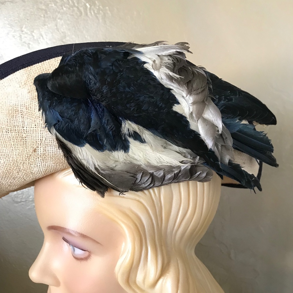 VERY RARE 1900s' CREAM STRAW HAT WITH TWO BLUE/GRAY/WHITE FEATHER BIRDS - Picture 5 of 15